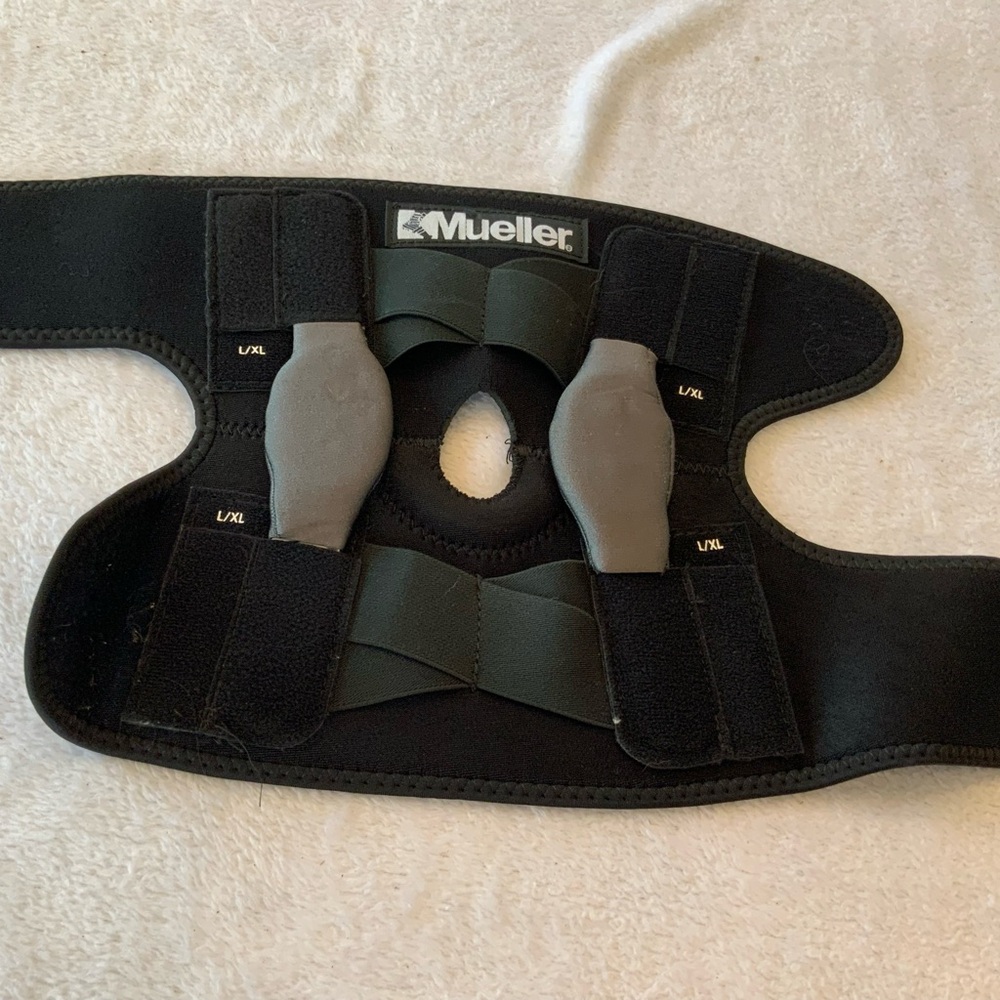 Mueller knee brace size L/XL. SKU 2718